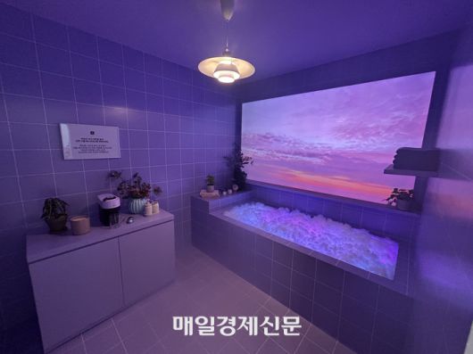 첫 번째 공간은 욕실에서 영감을 받은 라일락 컬러의 감각적인 룸으로, 커피 추출 영상과 사운드가 공간을 가득 채우며 마치 커피 속으로 들어온 듯한 몰입감을 전달한다. [변덕호 기자]