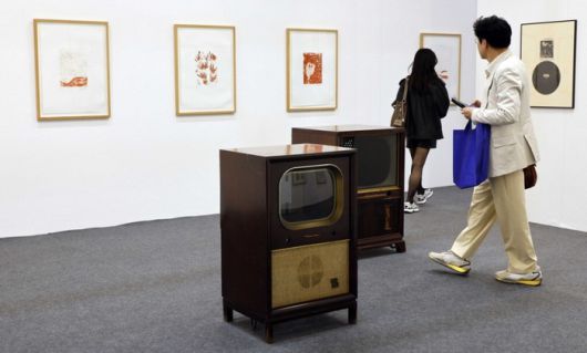 김희근 전 한국메세나협회장(벽산엔지니어링 회장)의 소장품 전시 부스에 전시된 백남준(앞쪽)·게오르그 바젤리츠의 작품.