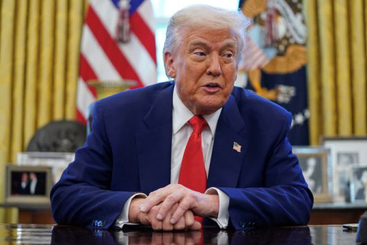 9일(현지시간) 워싱턴DC 백악관 오벌오피스(집무실)에서 행정명령에 서명한 후 질문에 답하고 있는 도널드 트럼프 미국 대통령. [로이터 연합]