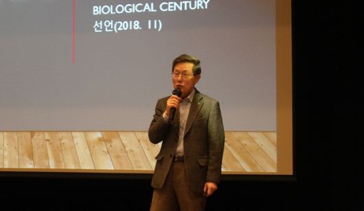 윤종록 KAIST 초빙교수가 10일 서울 양재동 aT센터에서 열린 ‘디지털농업 심포지엄’에서 주제발표를 하고 있다.