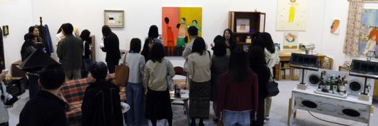 10일 VIP 프리뷰를 개막한 ‘아트 오앤오’에서 1970~80년대 한국 가정집을 콘셉트로 오래된 가구와 함께 작품을 전시한 토미오고야마 갤러리 부스가 관람객들로 북적이고 있다. 김호영 기자