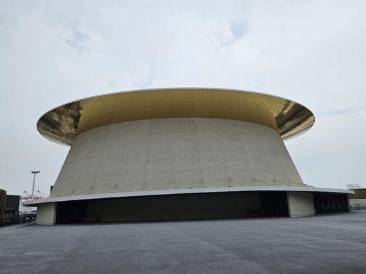 내셔널데이에 관련 행사가 펼쳐지는 엑스포홀. 번쩍이는 금빛 지붕 때문에 샤이닝 햇으로 불리기도 한다. [도쿄 = 이승훈 특파원]