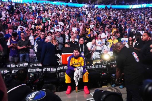 댈러스 역시 이제는 적이 됐으나 오랜만에 돌아온 돈치치를 반갑게 맞이했다. 헌정 영상을 준비, 돈치치를 눈물 흘리게 만들었다. 사진=AP=연합뉴스 제공