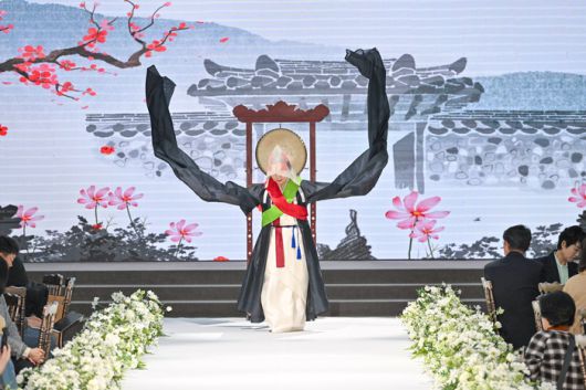 승무를 추고 있는 무용가 정명희 선생 / 사진=남원시