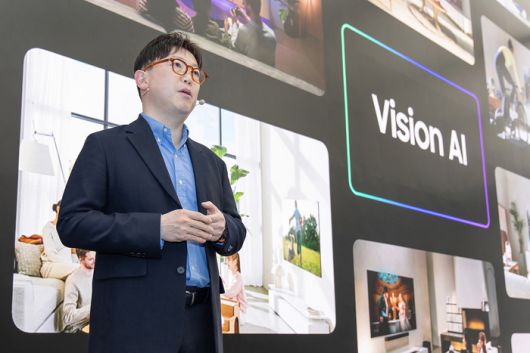 삼성전자 용석우 사장이 ‘Unbox & Discover 2025’ 행사에서 진정한 AI TV 시대를 선언하며 2025년 TV 전략을 소개했다.[삼성전자 사진제공]