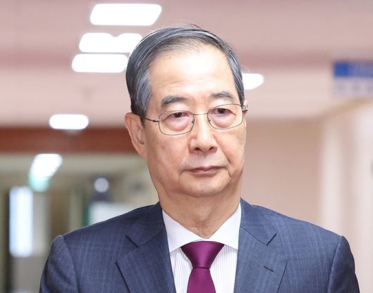 한덕수 대통령 권한대행 국무총리가 14일 정부서울청사에서 국무회의에 입장하고 있다. [사진 출처 = 연합뉴스]