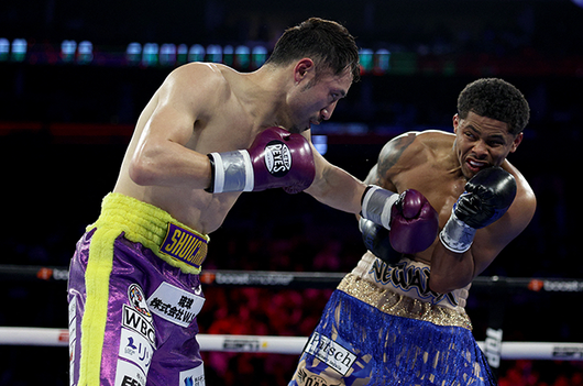 세계복싱기구 아시아태평양 및 동양태평양복싱연맹 통합 챔피언 요시노 슈이치로(왼쪽)가 2023년 4월 미국 뉴저지주 뉴어크 푸르덴셜센터 세계복싱평의회 라이트급 타이틀 도전자 결정전에서 샤쿠르 스티븐슨을 아프게 하고 있다. 사진=Getty Images=연합뉴스 제공