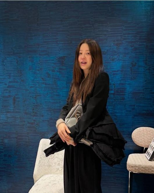 고현정은 올 블랙 룩으로 시크함의 정점을 찍었다. 블랙 재킷과 팬츠로 군더더기 없이 매끈한 실루엣을 완성했다.사진=고현정 SNS