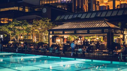 야외 수영장 근처에서 펼쳐지는 ‘풀사이드 바비큐’ / 사진=그랜드 하얏트 서울