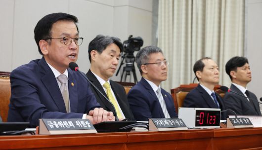 최상목 부총리 겸 기획재정부 장관이 16일 국회에서 열린 법제사법위원회의 ‘기획재정부 장관 최상목 탄핵소추사건 조사’ 청문회에서 의원질의에 답변하고 있다. 왼쪽부터 최상목 부총리, 이주호 사회부총리 겸 교육부 장관, 김석우 법무부 차관, 이완규 법제처장, 박현수 서울경찰청장 직무대리. [사진 출처 = 연합뉴스]