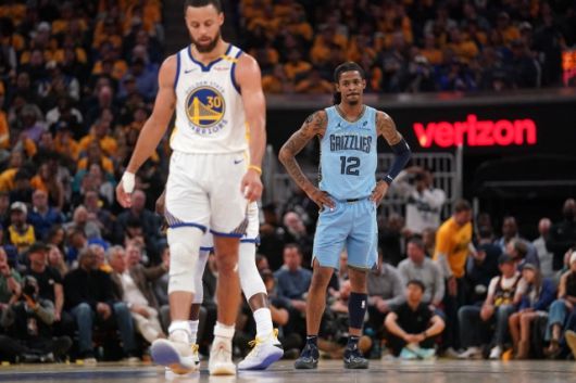 ‘디 애슬레틱’은 “모란트는 계속 오른쪽 발목에 무게를 두며 상태가 좋아지기를 바랐다. 물론 상황이 좋지 않았다. 몇 걸음씩 걸을 때마다 고개를 저었다. 트레이너들은 그의 통증 완화를 위해 여러 방법을 시도했고 TNT 중계 카메라에는 진통제를 복용하는 모습이 보였다”고 설명했다. 사진=Cary Edmondson=연합뉴스