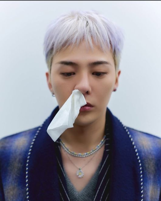 코에 휴지를 꽂은 채 무심한 표정을 지어 또 한 번 웃음을 자아냈다.사진=지드래곤 SNS