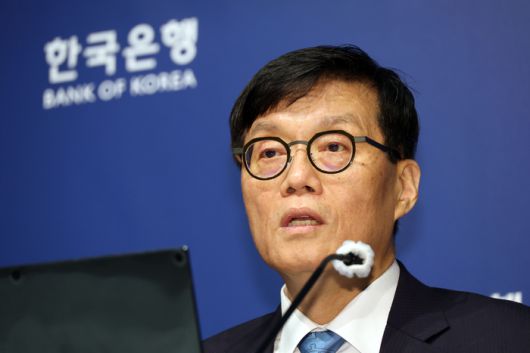 이창용 한국은행 총재가 17일 서울 중구 한국은행 본관에서 열린 금융통화위원회 본회의를 마친 후 통화정책방향 기자 간담회에서 발언하고 있다. [사진 출처 = 연합뉴스]