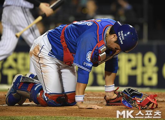 강민호가 16일 LG전에서 발을 밟힌 뒤 고통스러워 하고 있다. 사진(잠실 서울)=천정환 기자