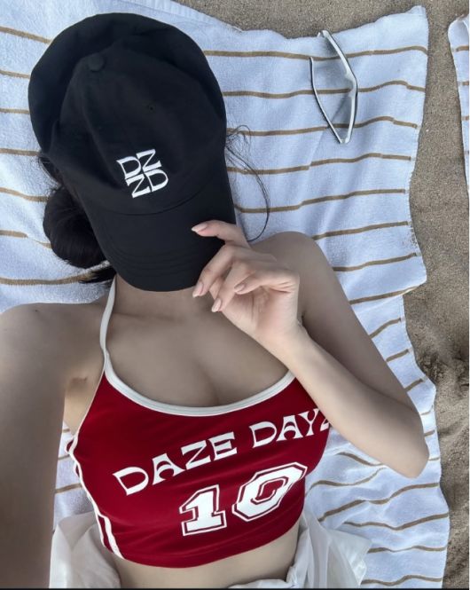 새빨간 스포티룩을 입고 해변을 거니는 모습부터, 모자를 푹 눌러쓴 채 햇살 아래 누운 모습이 공개됐다.사진=효민 SNS