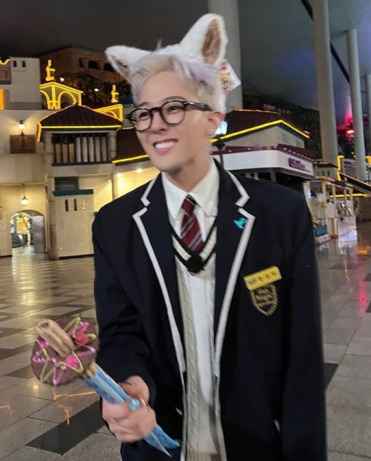 교복을 연상케 하는 재킷 차림에 고양이 귀 머리띠를 얹고 익살맞은 표정을 지어 보이며 팬들에게 큰 웃음을 선사했다. 사진=지드래곤 SNS