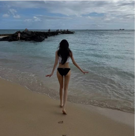 효민은 스포츠 톱과 핫팬츠를 매치해 건강미를 드러냈고, 블랙 스윔웨어로는 시크한 매력을 더했다. 사진=효민 SNS