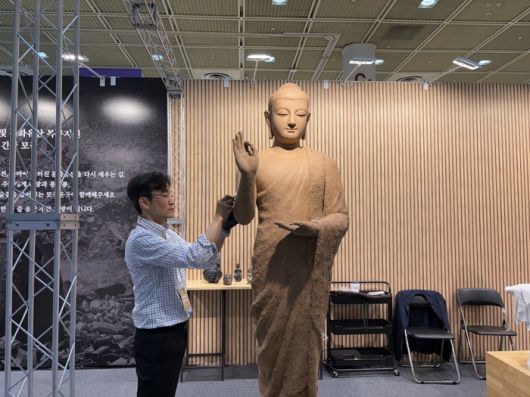 실시간으로 불상을 조각 중인 모습/사진=김지은 여행+ 기자