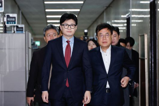 지난해 12월 9일  당시 한동훈 국민의힘 대표(가운데)와 서범수 사무총장(오른쪽)이 서울 여의도 국회에서 열린 비공개 최고위원회의에 입장하고 있다. [사진출처=뉴스1]
