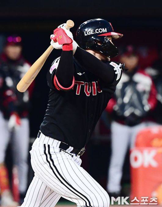 19일 인천 SSG전에서 적시타를 친 LG 홍창기. 사진=김영구 기자