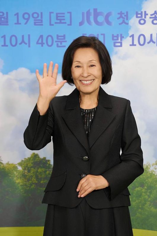 재킷에는 은은한 광택감의 단추 디테일이 포인트로 들어가 세련미를 더했다.사진=JTBC 제공