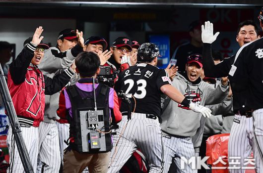 오스틴과 LG 선수단. 사진=김영구 기자