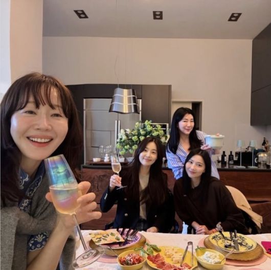 따뜻한 분위기 속에서 식탁을 둘러싼 세 사람은 환한 미소를 띠며 여유로운 시간을 보내고 있다.사진=한지혜 SNS