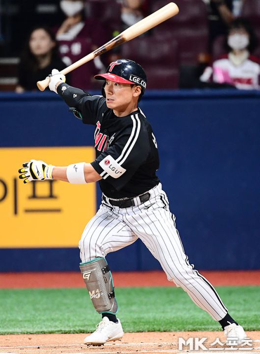 LG 신민재는 19일 인천 SSG전에서 쐐기 2타점 적시타를 쳤다. 사진=김영구 기자