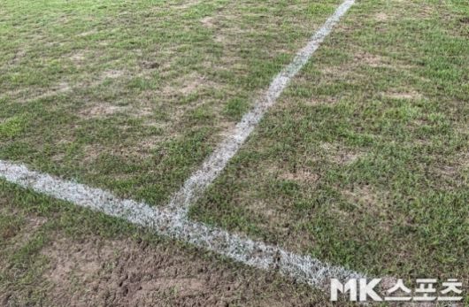 K리그 모 구단의 지난해 경기장 상태. 사진=김영훈 기자