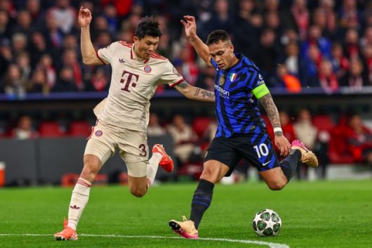 ‘빌트’는 “우리 취재에 의하면 김민재는 더이상 팔지 않는 선수가 아니다. ‘바이에른 인사이더’에 의하면 뮌헨은 2년 전 김민재를 영입할 때 지불한 5000만 유로 수준의 제안이 들어올 경우 김민재를 이적시킬 수 있다. 따라서 여름 이적 시장에서 이적할 가능성도 충분히 열려 있는 상황이다”라고 전했다. 사진=EPA=연합뉴스