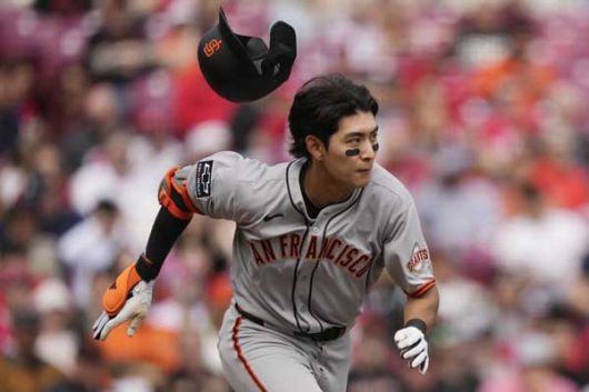 이정후는 헬멧이 자주 벗겨지는 문제를 해결하기 위해 특별 제작을 주문한 상태라고 설명했다. 사진= AP= 연합뉴스 제공