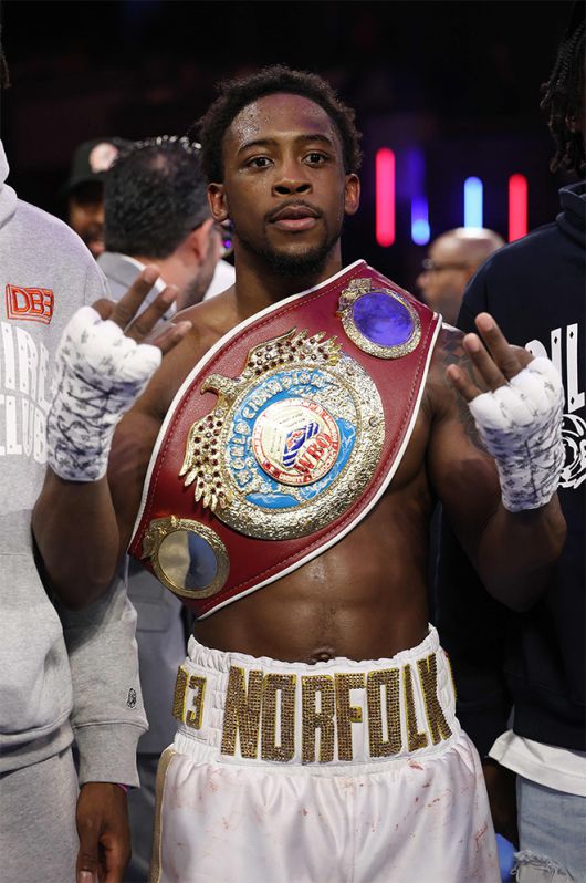 케이숀 데이비스가 2025년 2월 미국 뉴욕 매디슨스퀘어가든 극장에서 세계복싱기구 라이트급 챔피언 등극 기념 촬영을 하고 있다. 사진=Getty Images=연합뉴스 제공