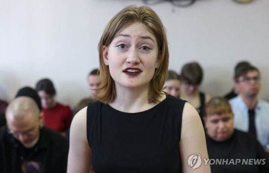 러시아 법원이 쿠르아니아 전쟁에 반대하는 반전 활동가 다리야 코지레바(19)에게 징역 2년8개월을 선고했다. [사진출처 = 연합뉴스]