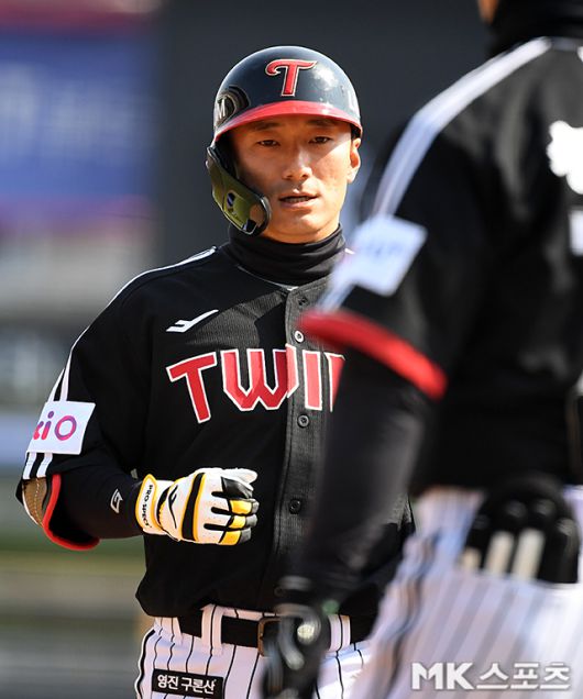 LG 신민재는 19일 인천 SSG전에서 쐐기 2타점 적시타를 쳤다. 사진=천정환 기자