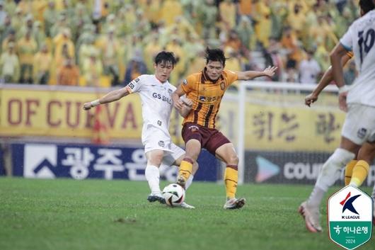 광주 FC 미드필더 박태준(사진 오른쪽). 사진=한국프로축구연맹