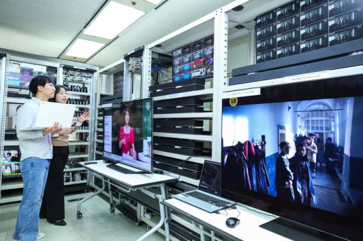 LG유플러스 직원들이 대전 R&D센터에 위치한 ‘NW연동 시험실’에서 네트워크 장비와 셋톱박스 간 연동에 이상이 없는지 점검하는 모습. [사진 = LG유플러스]