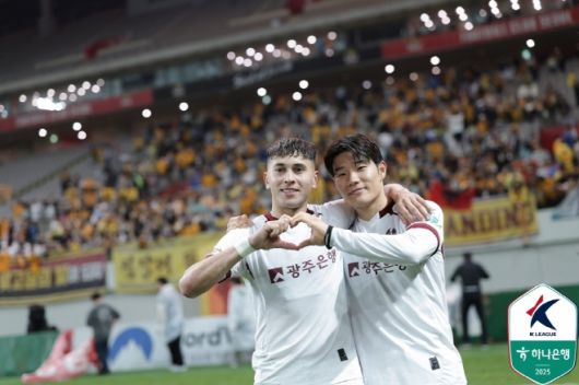 4월 19일 FC 서울 원정 승리의 주역 헤이스(사진 왼쪽), 박태준. 사진=한국프로축구연맹