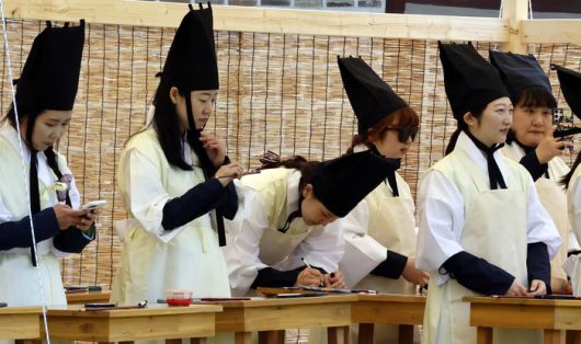 근로자의 날인 1일 서울 경복궁을 찾은 시민과 외국인 관광객들이 궁중문화축전을 관람하고 있다. [김호영 기자]