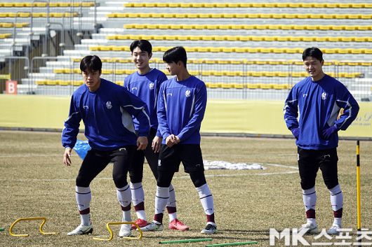 광주축구전용구장에서 훈련 중인 광주 FC 선수들. 사진=이근승 기자
