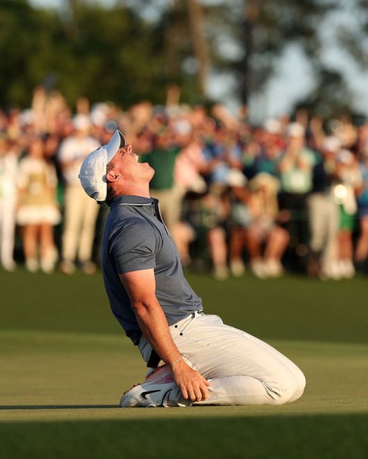 로리 매킬로이가 14일(한국시간) 마스터스 토너먼트 연장전에서 버디퍼트를 성공시킨 뒤 그린에 주저앉아 포효하고 있다. AFP연합뉴스