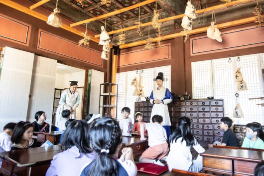 궁중문화축전. 지난해 창경궁에서 열린 어린이 의관 체험. [사진 제공 = 국가유산진흥원]