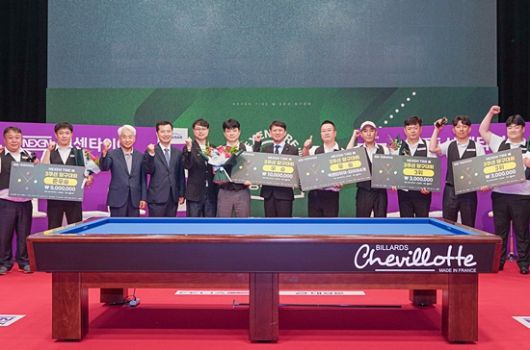 지난해 제1회 넥센타이어배전국3쿠션당구대회 입상팀과 대회 관계자가 기념촬영하고 있다. (사진=KNN)