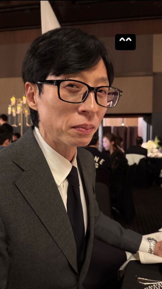 그레이 수트에 깔끔한 화이트 셔츠, 블랙 타이를 매치한 유재석은 단정하면서도 품격 있는 하객룩을 완성했다.사진=이효리SNS