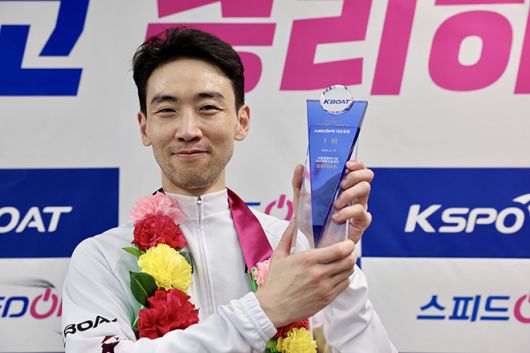 4월17일 2025 스피드온 대상경정에서 우승을 차지한 조성인이 우승 트로피를 들고 환하게 웃고 있다. 사진=서울올림픽기념국민체육진흥공단 경륜경정총괄본부 제공