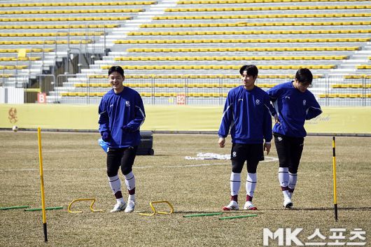밝은 표정으로 훈련에 임하고 있는 주세종(사진 맨 왼쪽). 사진=이근승 기자