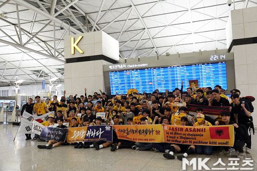 광주 FC 선수단이 사우디아라비아 출국에 앞서 팬들과 기념 촬영에 임하고 있다. 사진=이근승 기자