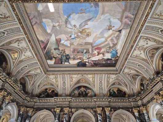 미하이 문카치의 천장화 [Apotheosis of the Renaissance]가 보인다. 기둥과 기둥 사이에는 클림트의 벽화가 그려져 있다. ©김슬기