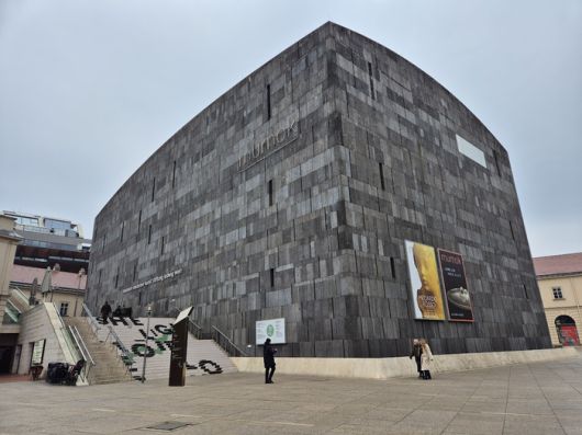 미술관 입구로 오르는 계단에 릴리안 진스의 작품이 설치되어 있다. ©김슬기