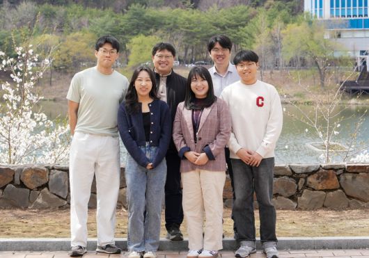 (좌측 상단부터 시계방향) 김도현 연구원(제1저자), 유자형 교수, 양경석 박사(제1저자), 이재모 연구원, 심유정 박사, 박가은 연구원. [사진=UNIST]