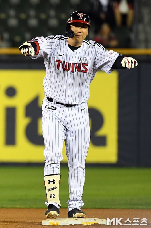 LG 김현수가 23일 잠실 NC전에서 적시타를 친 뒤 기뻐하고 있다. 사진(잠실 서울)=천정환 기자